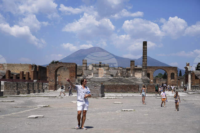 Нови разкопки разкриват следи от живот в Помпей след изригването на Везувий