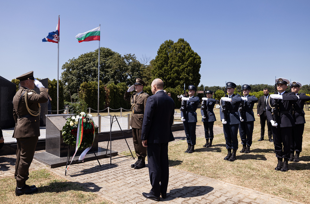 На Българското военно гробище във Вуковар президентът Радев отдаде почит пред български офицери и войници, загинали в заключителната фаза на Втората световна война