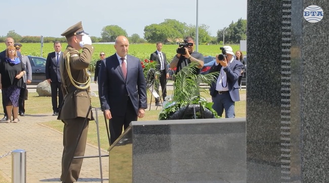 Президентът Радев отдаде почит пред български офицери и войници, загинали в заключителната фаза на Втората световна война