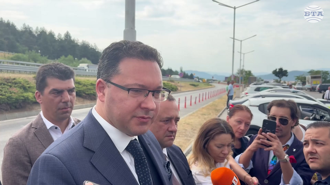 След влизането в сила на законовите промени тол камерите ще следят движението в аварийните ленти, ще могат да се налагат и наказания, каза Даниел Митов