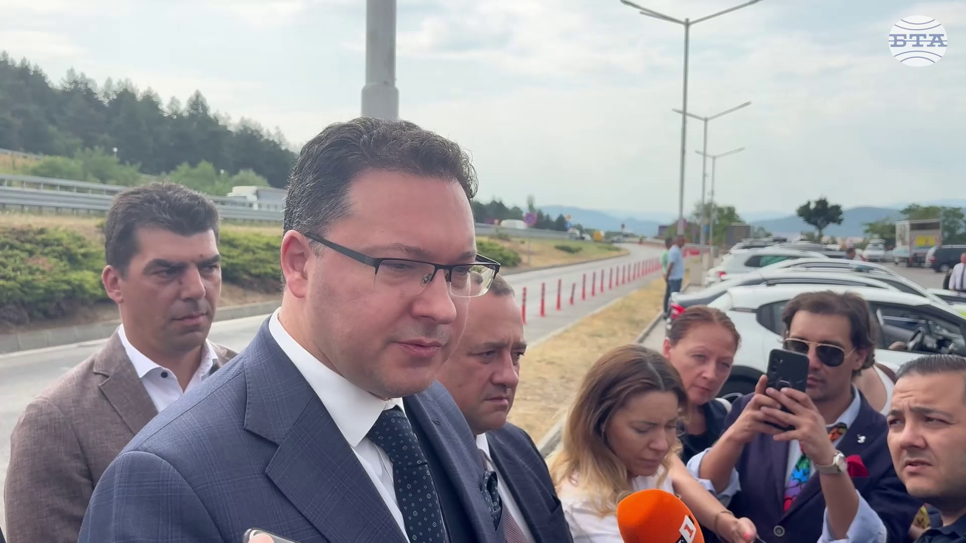 След влизането в сила на законовите промени тол камерите ще следят движението в аварийните ленти, ще могат да се налагат и наказания, каза Даниел Митов