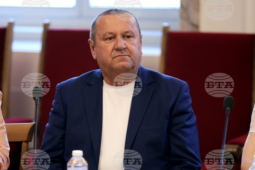 Парламентът освободи Хасан Адемов от две постоянни комисии и го избра за член на други две