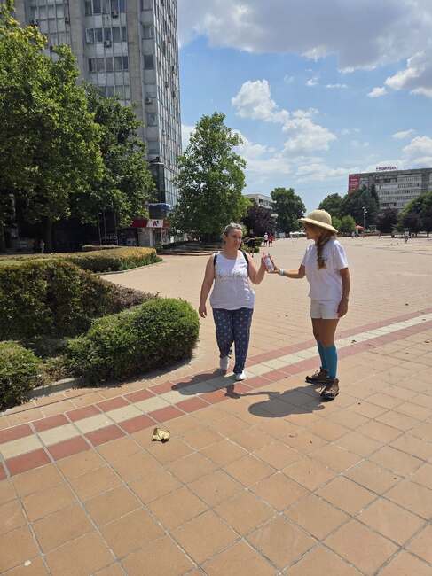 От Община Добрич и Превантивно-информационния център по наркотични вещества ще раздават вода в обедните часове на Горещниците