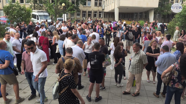 Протест и контрапротест се проведоха пред „Майчин дом“ в София