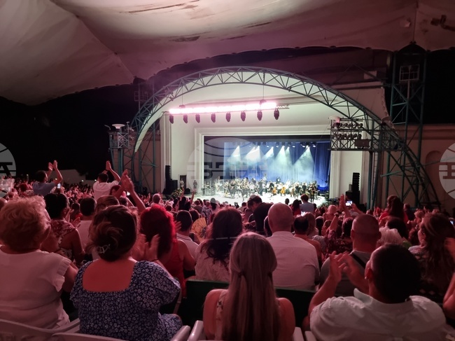 Лили Иванова изнесе двучасов концерт в Бургас