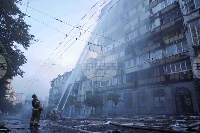 Един човек загина, а двама бяха ранени при руска атака срещу Киев, съобщиха местните власти
