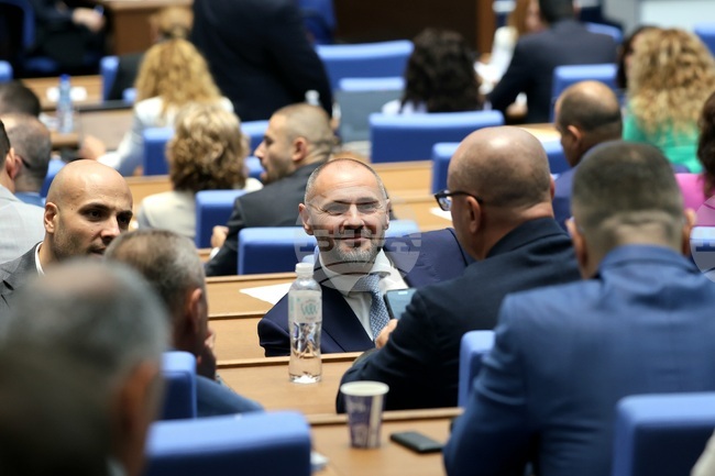 Парламентът удължи заседанието си, за да гласува промените в Закона за движение по пътищата и в Закона за пътищата