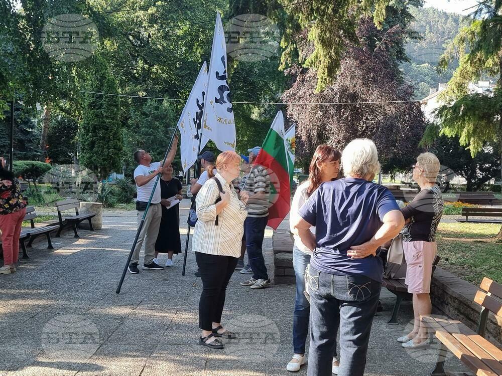 Недоволни протестираха срещу изграждането на фотоволтаични централи върху земеделски земи и горски фонд пред Общината в Кюстендил