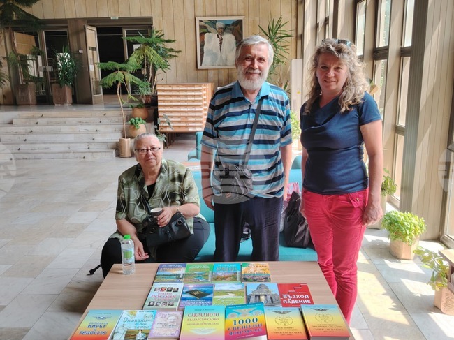 Поетът, писател и музикант Петър Вангелов дари книги на библиотеката в Смолян