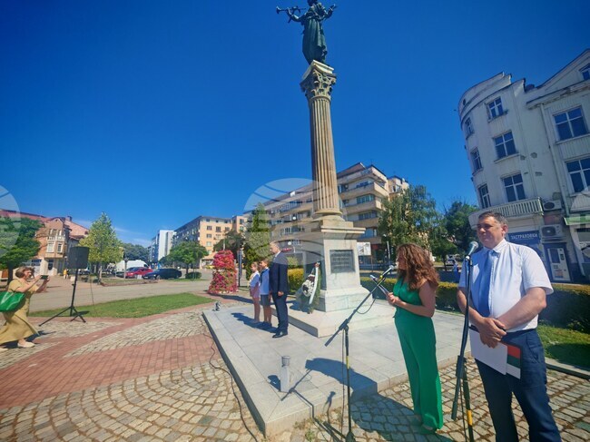 С поднасяне на цветя и патриотични песни в Севлиево бяха отбелязани 148 години от освобождението на града