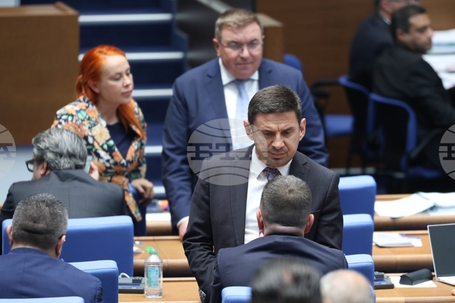 Парламентът да гласува пълна забрана на електрическите тротинетки, предложи Халил Летифов в пленарната зала 