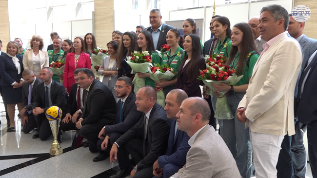 Да продължат да ни радват и да покажат на света, че когато сме обединени, можем да сме най-добрите, каза Наталия Киселова за световните ни шампионки по волейбол