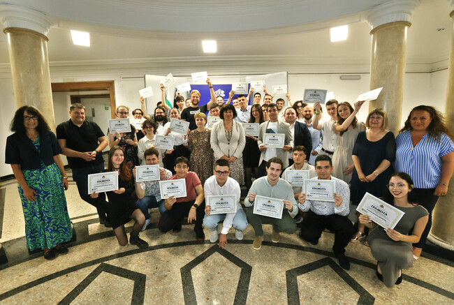 Общо 121 млади програмисти, завършили обучението си по Националната програма "Обучение за ИТ умения и кариера", бяха наградени в МОН