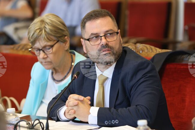 Искаме да защитим интересите на държавните висши училища, каза Ивайло Папов от парламентарната група на "Възраждане"