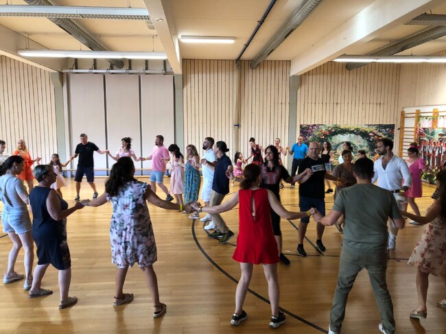 Хоротека с кауза под надслов „Като две капки вода“ организираха от Фолклорен танцов клуб „Жарава“ в Аугсбург