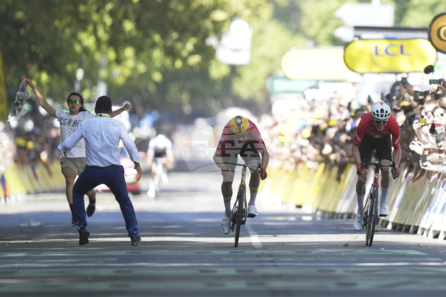 Йонас Абрахамсен от Норвегия спечели 11-ия етап от "Тур дьо Франс", Тадей Погачар падна пет километра преди финала