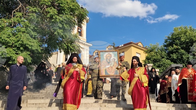 Литийно шествие с частица от мощите на света Марина и чудотворна икона на Богородица - Божигробска премина през центъра на Пловдив