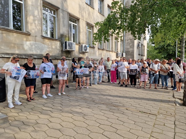За трети път граждани се събраха в Разград на протест с искания за реални наказания за отнелите живот при катастрофи