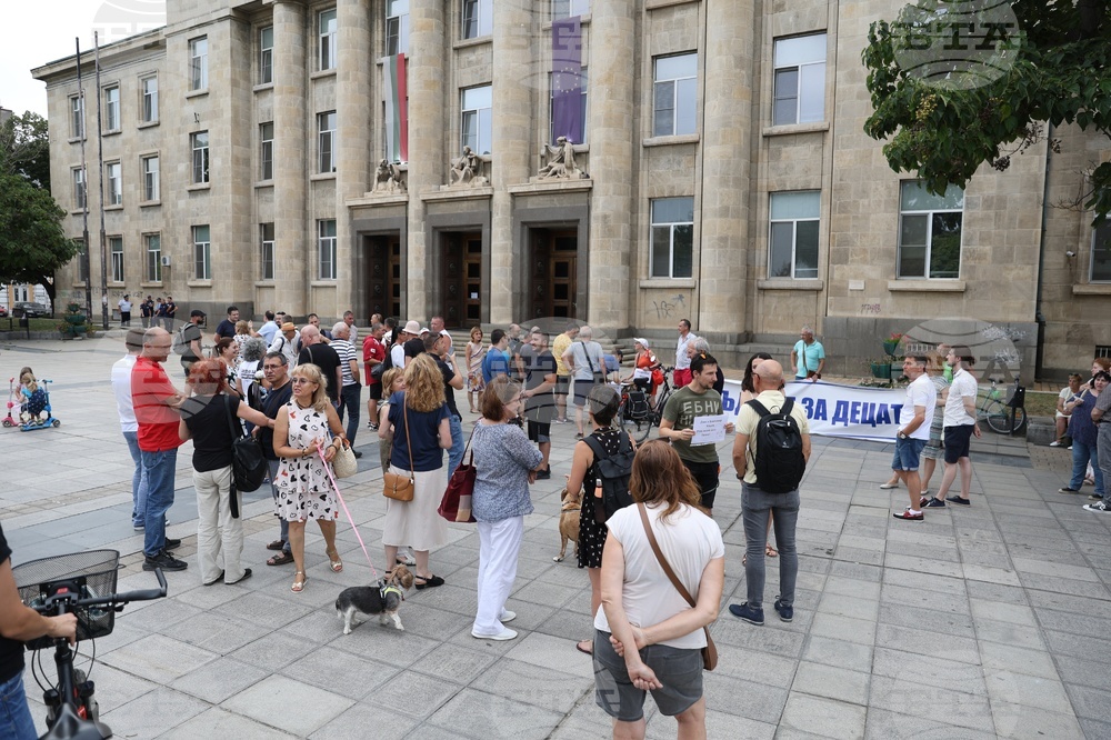 Протест против "бухалките на властта, политическите репресии и пълзящата диктатура" се проведе в Русе