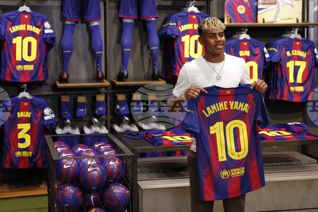 Ламин Ямал удължи договора си с Барселона до 2031-а година и взе номер 10, носен от Меси, Роналдиньо и Марадона