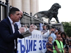 Протест - „Да свалим бухалките на дерибеите“