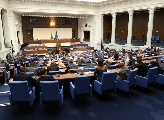 Депутатите включиха в утрешната си програма пет допълнителни точки, сред които избор на омбудсман 