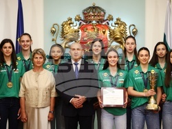 Румен Радев - женски отбор по волейбол - награждаване