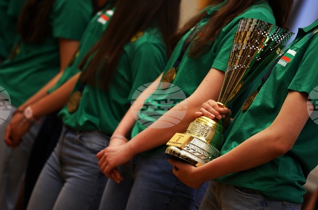 Националният отбор на България по волейбол за жени до 19 години получи отличия от президента Румен Радев и вицепремиера Атанас Зафиров