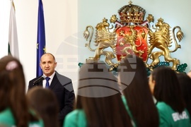 Румен Радев - женски отбор по волейбол - награждаване