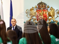 Румен Радев - женски отбор по волейбол - награждаване