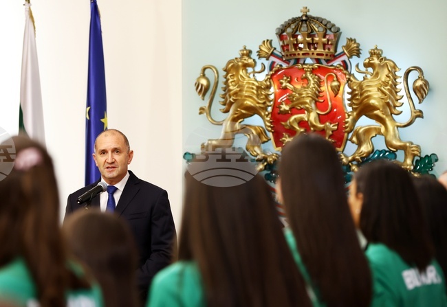 Днес светът е ваш и вече сте идол за хиляди български деца, каза президентът Радев на националния отбор по волейбол за жени до 19 години