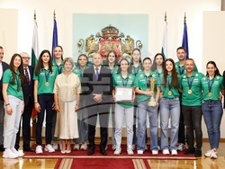 Румен Радев - женски отбор по волейбол - награждаване