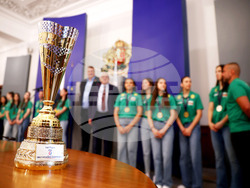 Атанас Зафиров - женски отбор по волейбол - награждаване