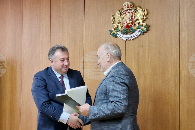 Кметът на Шумен и ректорът на Варненския свободен университет подписаха договор за сътрудничество между Общината и висшето училище