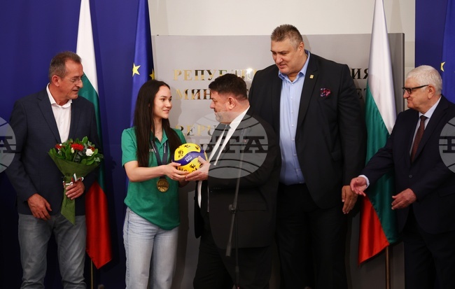 Атанас Зафиров - женски отбор по волейбол - награждаване