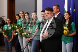 Атанас Зафиров - женски отбор по волейбол - награждаване