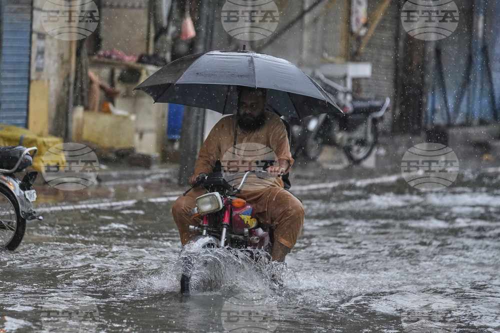 Внезапни наводнения в Северен Пакистан отнеха живота на трима туристи, а 15 остават в неизвестност