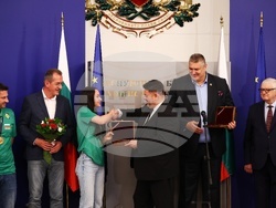 Атанас Зафиров - женски отбор по волейбол - награждаване