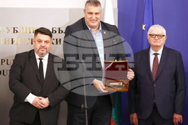 Атанас Зафиров - женски отбор по волейбол - награждаване