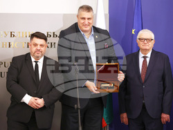 Атанас Зафиров - женски отбор по волейбол - награждаване