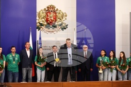 Атанас Зафиров - женски отбор по волейбол - награждаване
