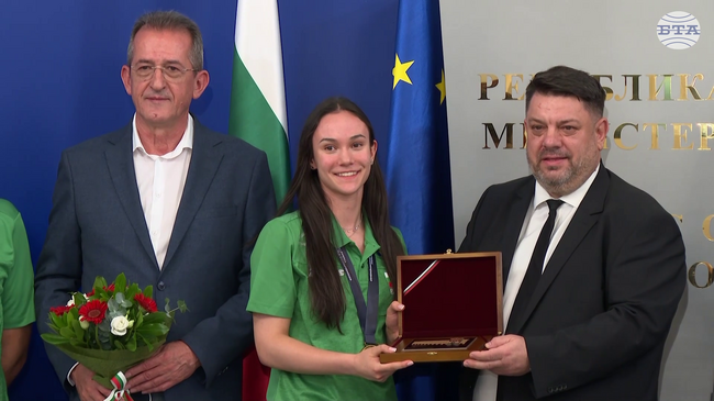 Вицепремиерът Атанас Зафиров награди българския национален отбор по волейбол за девойки, спечелил световна титла