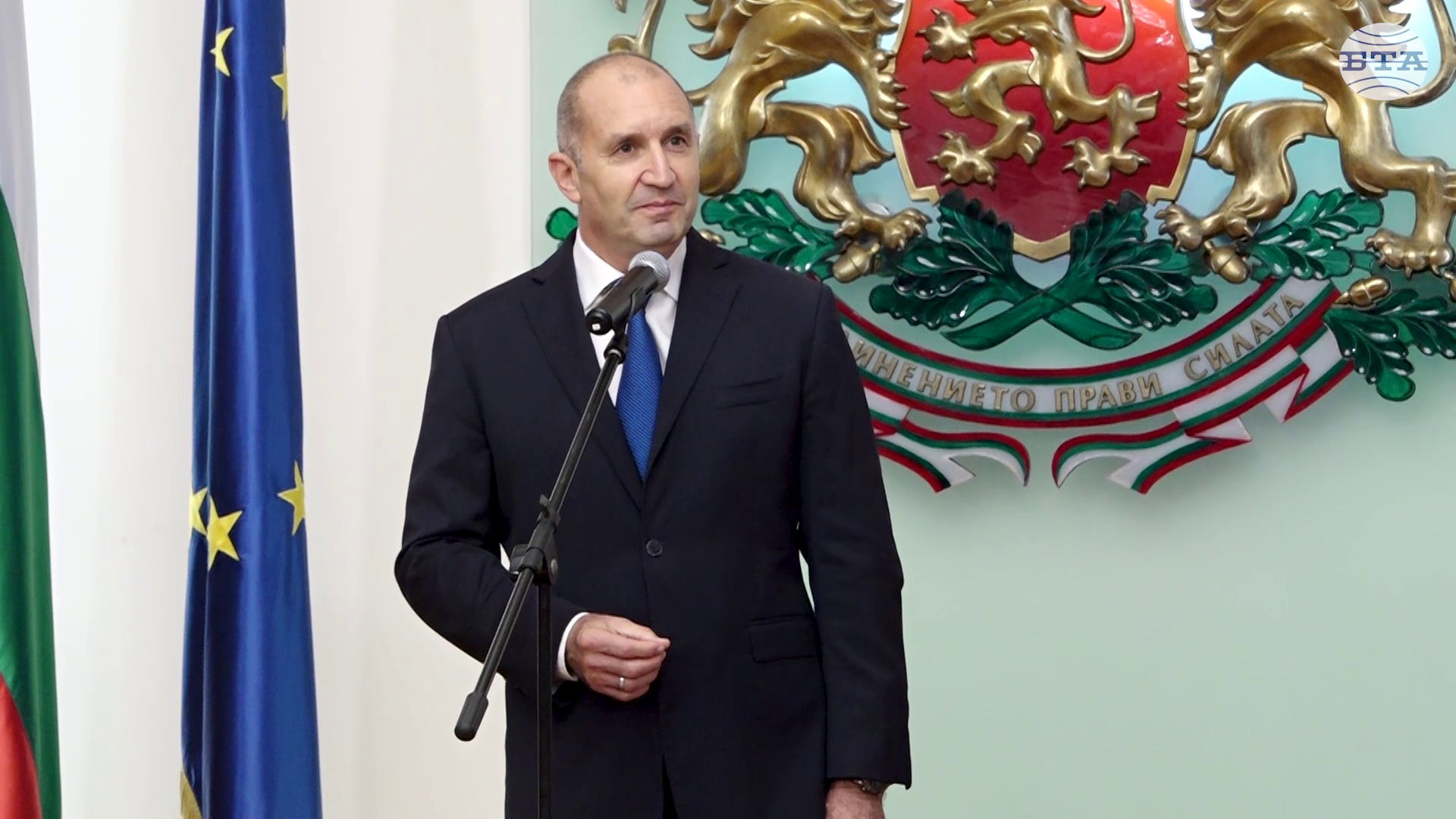 Днес светът е ваш и вече сте идол за хиляди български деца, каза президентът Радев на националния отбор по волейбол за жени до 19 години