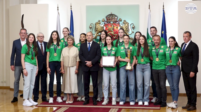За нас е голяма чест и отговорност да защитаваме флага на България, каза капитанът на националния отбор по волейбол за жени Виктория Нинова