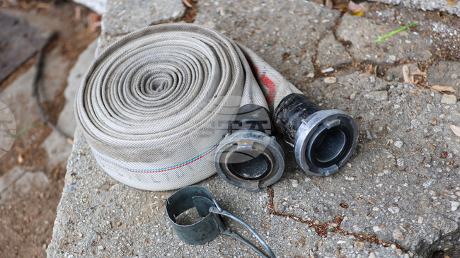 Три пожарни екипа гасят две горящи къщи в троянското село Голяма Желязна