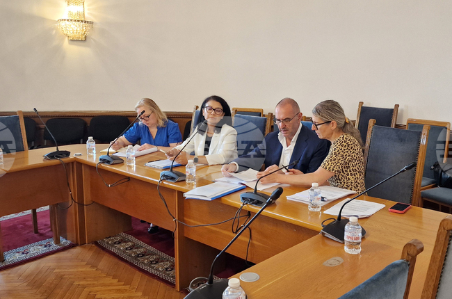 Комисията по транспорта и съобщенията прие на второ четене промени в закона за морските пространства и пристанищата