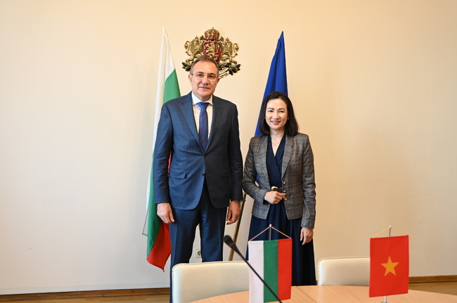 Министър Борислав Гуцанов и посланикът на Виетнам обсъдиха задълбочаване на сътрудничеството на трудовия пазар 