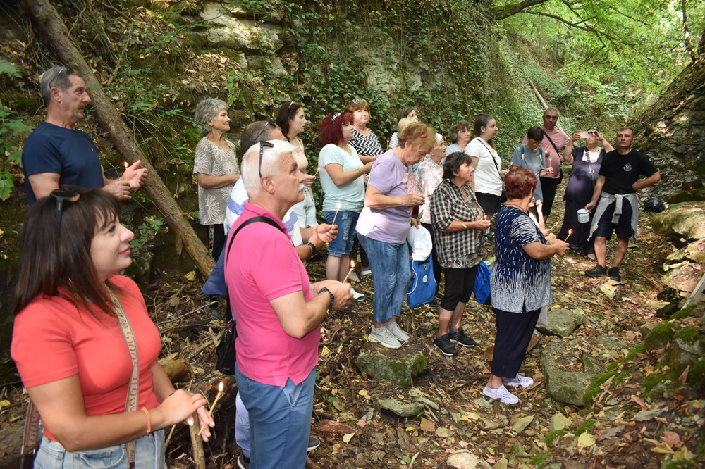 С водосвет и литургия беше отбелязан храмовият празник на параклиса "Света Марина" в разградското село Пороище