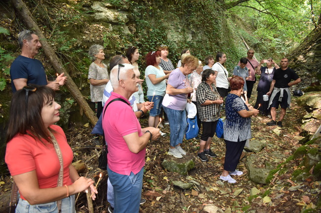 С водосвет и литургия беше отбелязан храмовият празник на параклиса "Света Марина" в разградското село Пороище