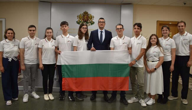 Министър Дилов връчи националното знаме на българския отбор, който ще представи страната ни във 2-рото издание на Международната олимпиада по изкуствен интелект 